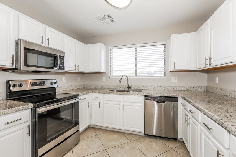 2,590/Mo, 3933 S Illinois St Chandler, AZ 85248 Kitchen View 2
