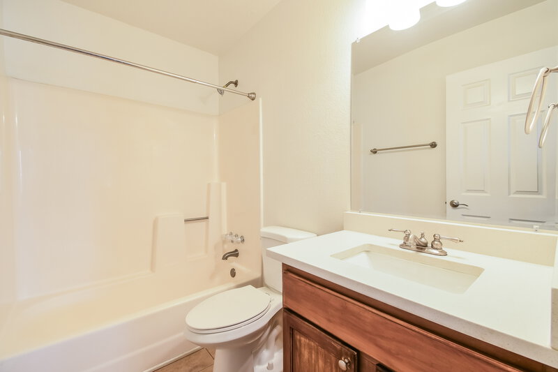 2,350/Mo, 6106 E Ivyglen St Mesa, AZ 85205 Main Bathroom View