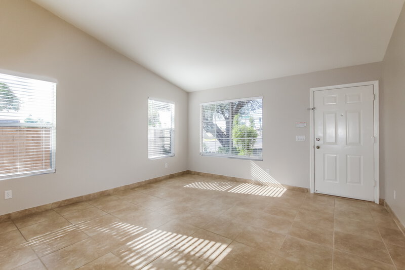 2,535/Mo, 1419 W Villa Theresa Dr Phoenix, AZ 85023 Living Room View
