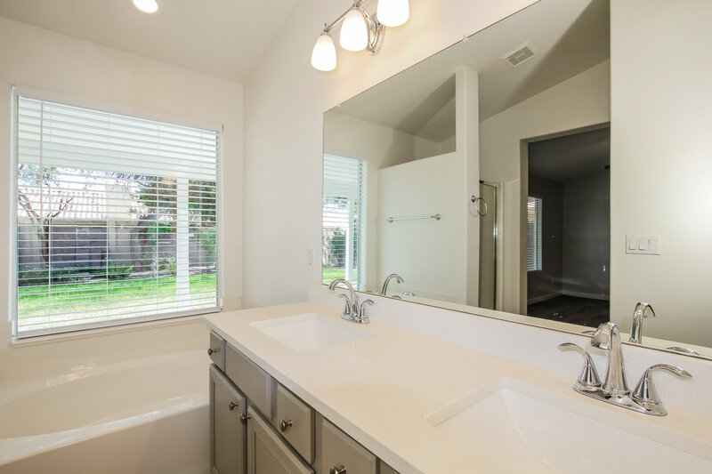2,535/Mo, 1419 W Villa Theresa Dr Phoenix, AZ 85023 Master Bathroom View
