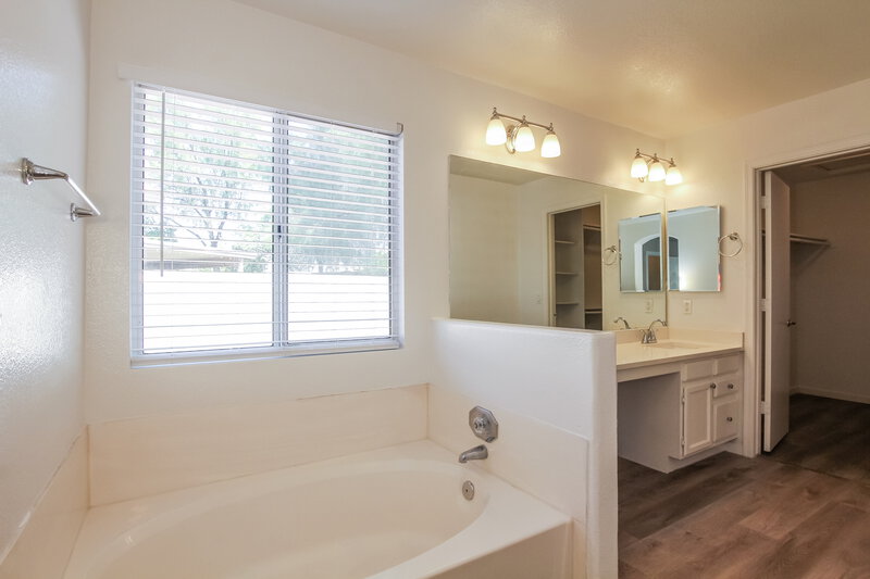 2,325/Mo, 6782 W Tina Ln Glendale, AZ 85310 Main Bathroom View