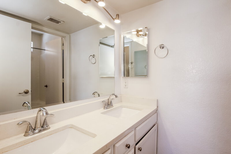 2,325/Mo, 6782 W Tina Ln Glendale, AZ 85310 Bathroom View