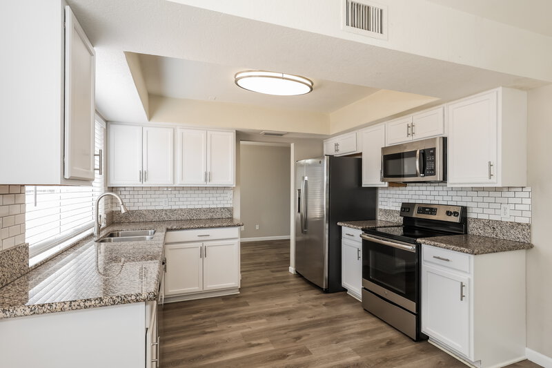 2,390/Mo, 1635 E Apollo Rd Phoenix, AZ 85042 Kitchen View 2