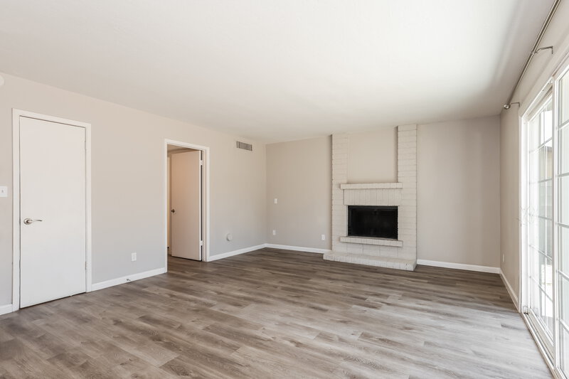 2,390/Mo, 1635 E Apollo Rd Phoenix, AZ 85042 Family Room View