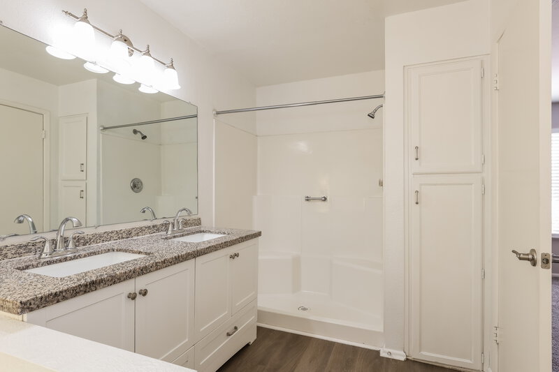 2,390/Mo, 1635 E Apollo Rd Phoenix, AZ 85042 Main Bathroom View