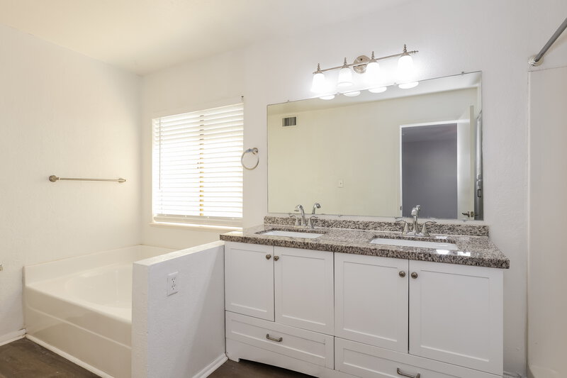 2,390/Mo, 1635 E Apollo Rd Phoenix, AZ 85042 Main Bathroom View 2