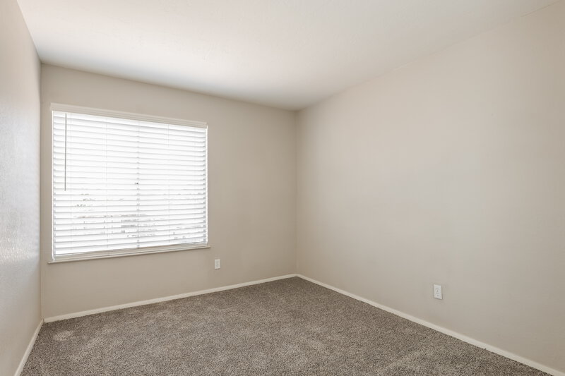 2,390/Mo, 1635 E Apollo Rd Phoenix, AZ 85042 Bedroom View 2