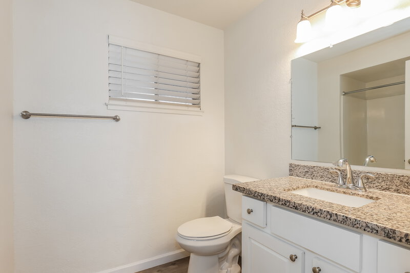 2,390/Mo, 1635 E Apollo Rd Phoenix, AZ 85042 Bathroom View