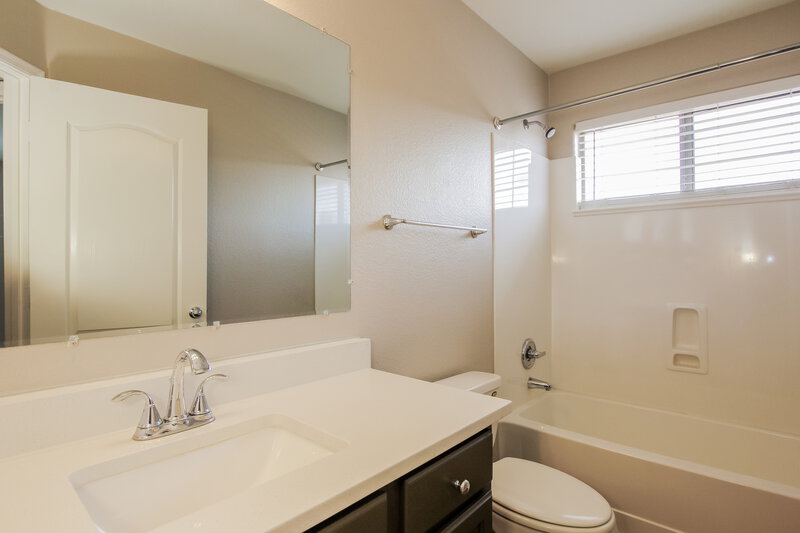2,400/Mo, 4538 W Fawn Dr Laveen, AZ 85339 Bathroom View