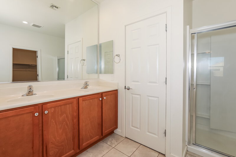 2,300/Mo, 654 W Glen Canyon Dr San Tan Valley, AZ 85140 Main Bathroom View