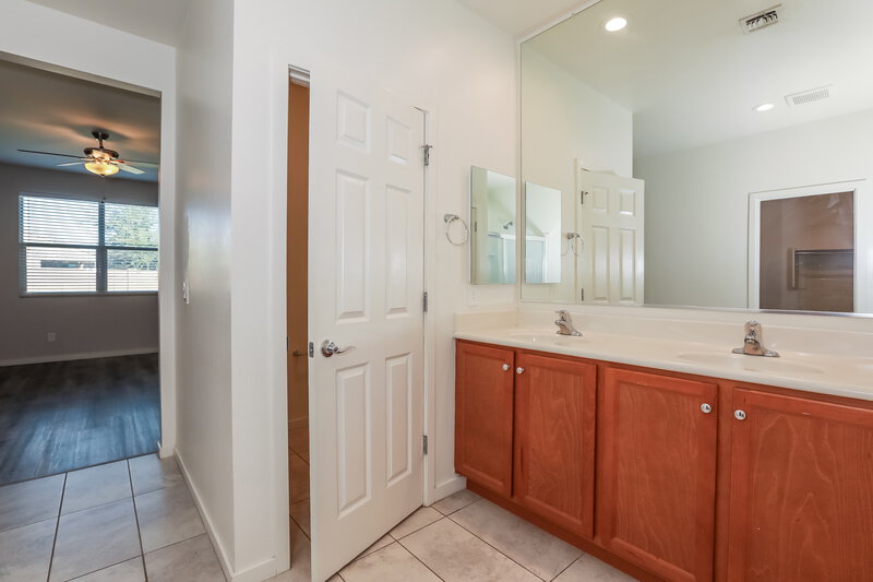 2,300/Mo, 654 W Glen Canyon Dr San Tan Valley, AZ 85140 Main Bathroom View 2