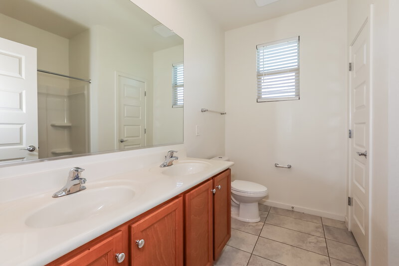 2,300/Mo, 654 W Glen Canyon Dr San Tan Valley, AZ 85140 Bathroom View