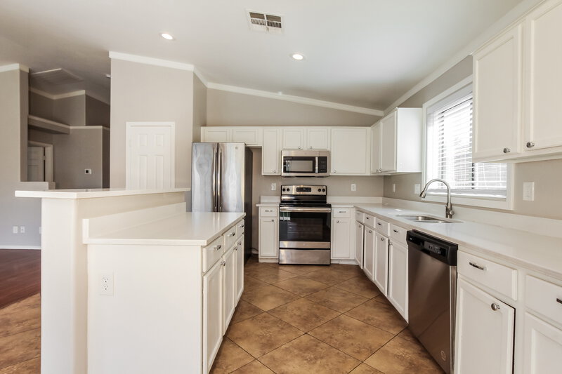 2,215/Mo, 7317 W Crown King Rd Phoenix, AZ 85043 Kitchen View 2