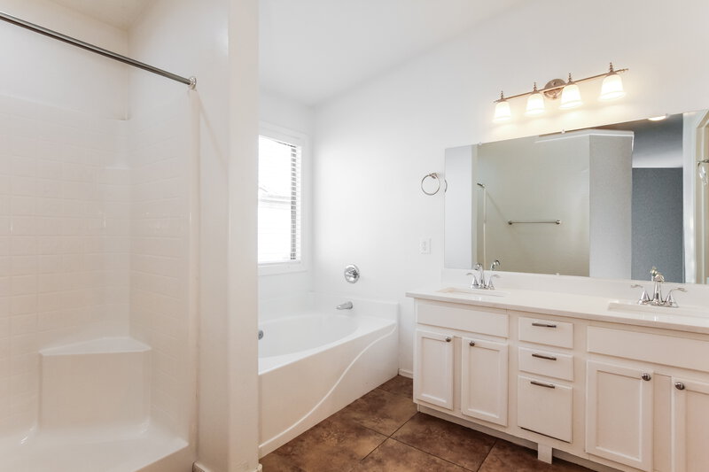 2,215/Mo, 7317 W Crown King Rd Phoenix, AZ 85043 Main Bathroom View