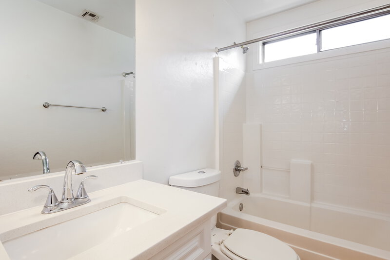 2,215/Mo, 7317 W Crown King Rd Phoenix, AZ 85043 Bathroom View