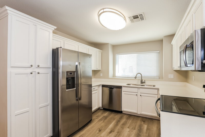 1,980/Mo, 3528 W Glass Ln Phoenix, AZ 85041 Kitchen View 2