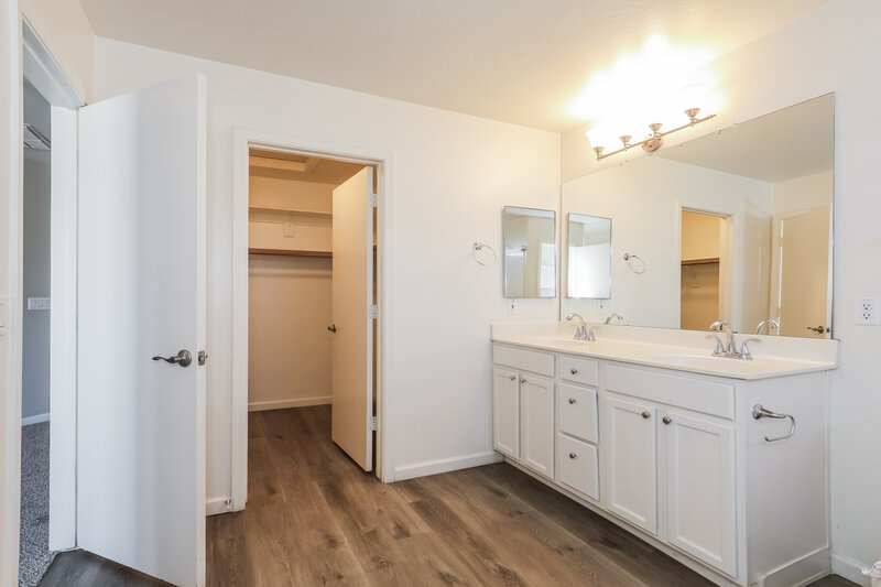 1,980/Mo, 3528 W Glass Ln Phoenix, AZ 85041 Main Bathroom View