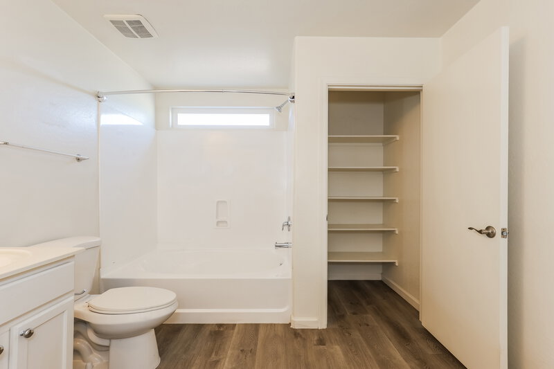 1,980/Mo, 3528 W Glass Ln Phoenix, AZ 85041 Main Bathroom View 2