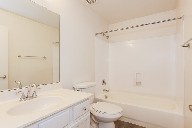 1,980/Mo, 3528 W Glass Ln Phoenix, AZ 85041 Bathroom View