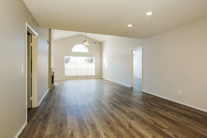 2,400/Mo, 517 E Utopia Rd Phoenix, AZ 85024 Living Room View