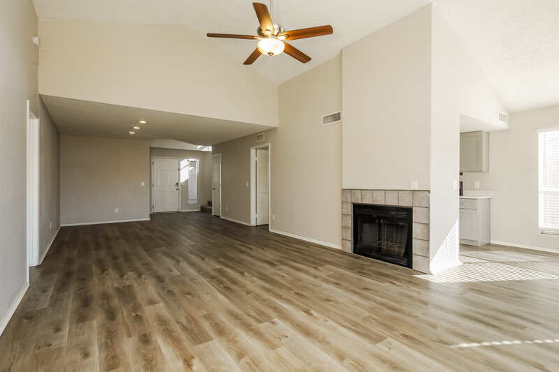 2,400/Mo, 517 E Utopia Rd Phoenix, AZ 85024 Living Room View 2