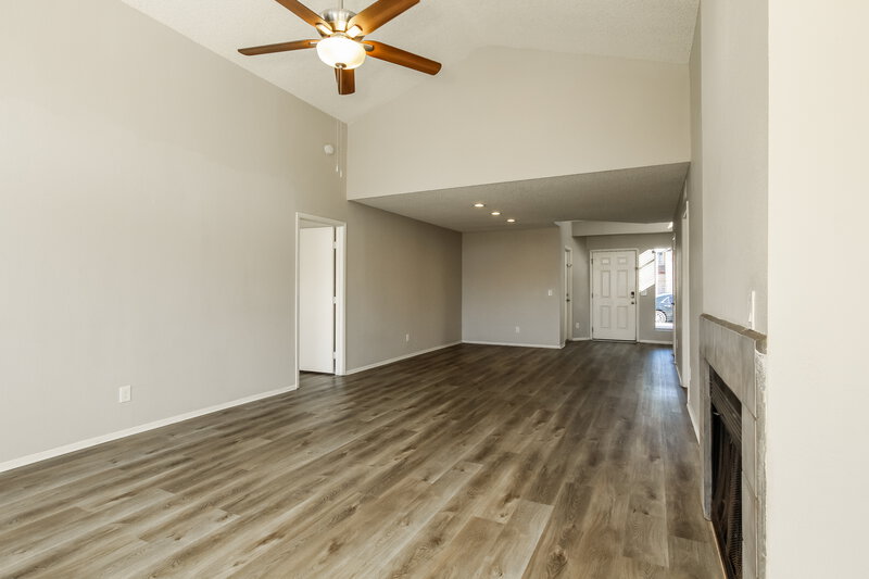 2,400/Mo, 517 E Utopia Rd Phoenix, AZ 85024 Living Room View 3