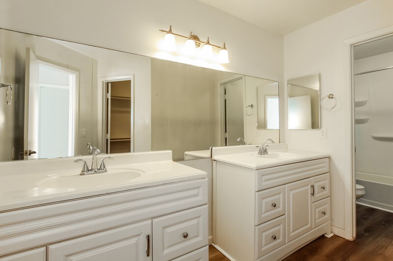 2,400/Mo, 517 E Utopia Rd Phoenix, AZ 85024 Main Bathroom View