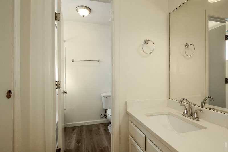 2,400/Mo, 517 E Utopia Rd Phoenix, AZ 85024 Bathroom View