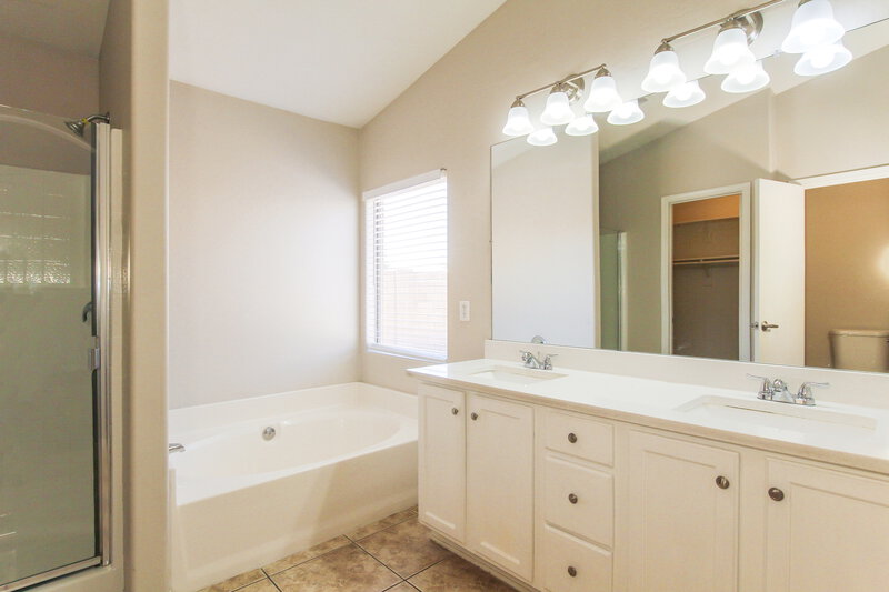 2,095/Mo, 7334 W Lamar Rd Glendale, AZ 85303 Main Bathroom View