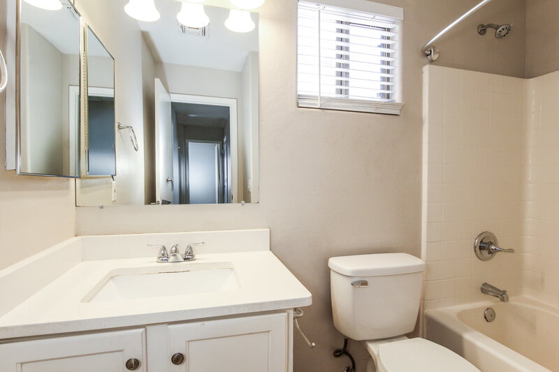2,095/Mo, 7334 W Lamar Rd Glendale, AZ 85303 Bathroom View