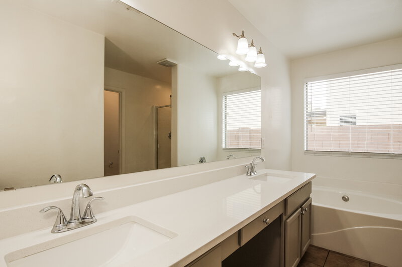 2,175/Mo, 6622 S 23rd Ave Phoenix, AZ 85041 Main Bathroom View