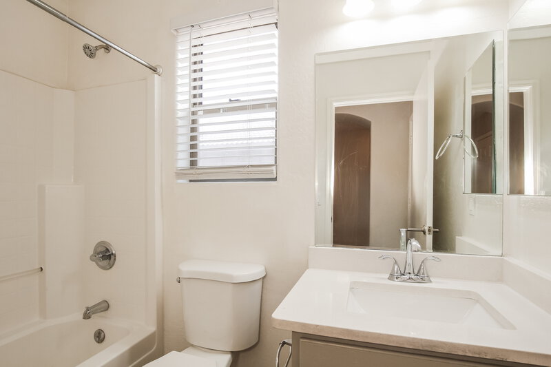 2,175/Mo, 6622 S 23rd Ave Phoenix, AZ 85041 Bathroom View