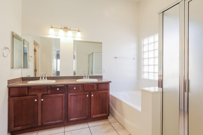 2,120/Mo, 9536 W Miami St Tolleson, AZ 85353 Main Bathroom View