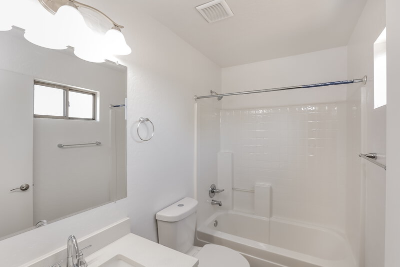 2,870/Mo, 6558 W Chickasaw St Phoenix, AZ 85043 Main Bathroom View