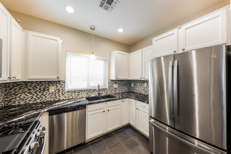 1,965/Mo, 14034 W Country Gables Dr Surprise, AZ 85379 Kitchen View