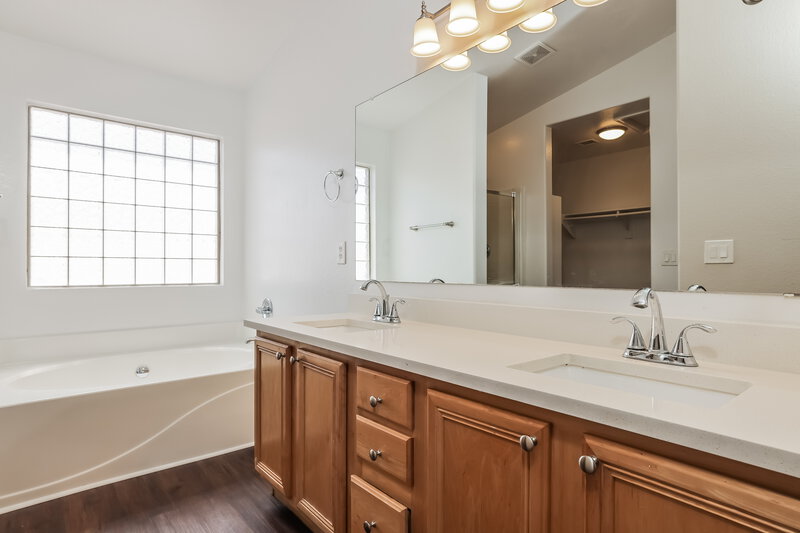 2,645/Mo, 15980 N 86th Ln Peoria, AZ 85382 Main Bathroom View