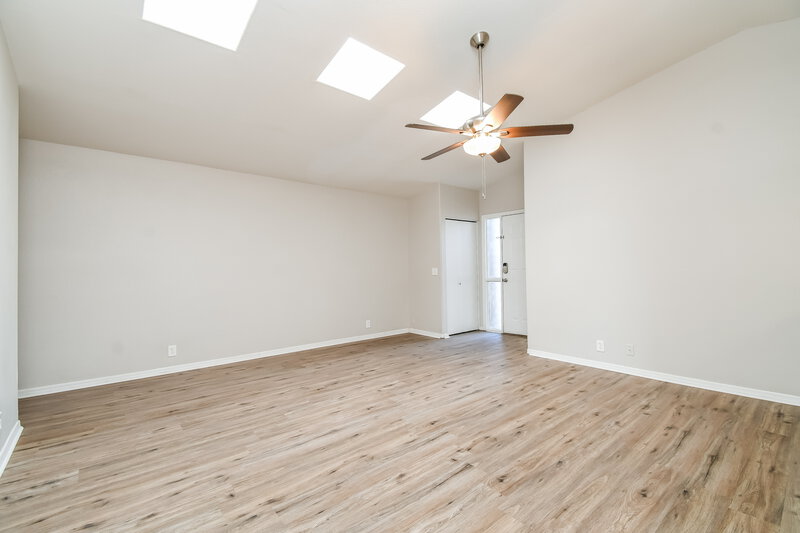 1,795/Mo, 11146 N 82nd Dr Peoria, AZ 85345 Living Room View