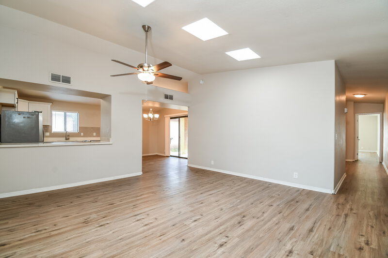 1,795/Mo, 11146 N 82nd Dr Peoria, AZ 85345 Living Room View 2