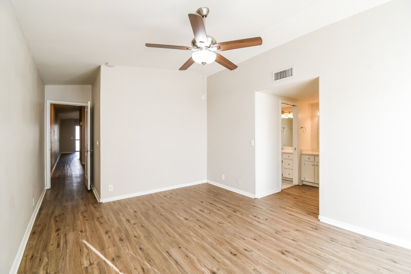 1,795/Mo, 11146 N 82nd Dr Peoria, AZ 85345 Main Bedroom View 2