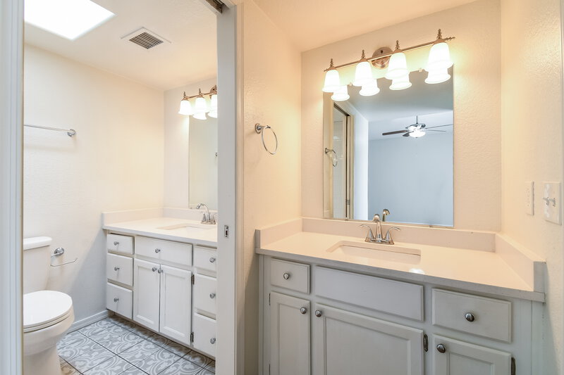 1,795/Mo, 11146 N 82nd Dr Peoria, AZ 85345 Main Bathroom View 2