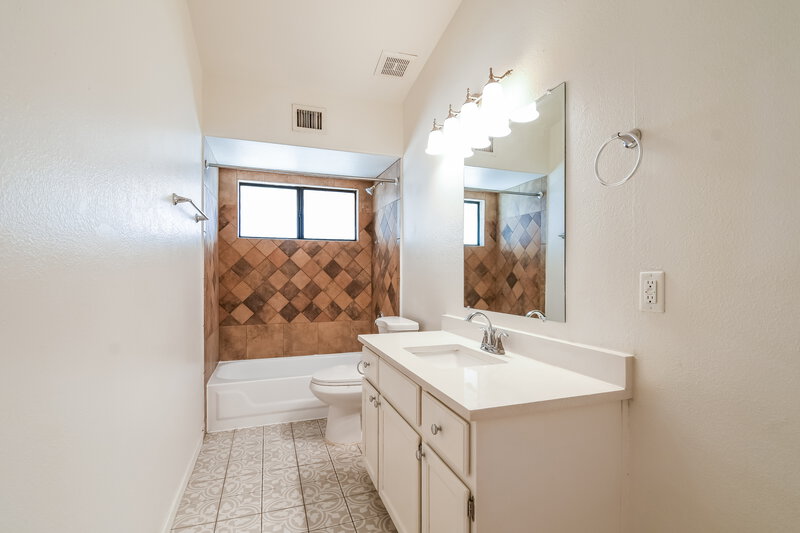 1,795/Mo, 11146 N 82nd Dr Peoria, AZ 85345 Bathroom View