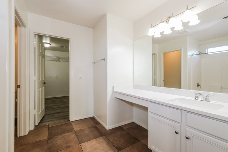 1,915/Mo, 2408 S 90th Glen Tolleson, AZ 85353 Main Bathroom View