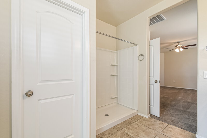 1,795/Mo, 5238 E Sharbel Rd San Tan Valley, AZ 85143 Main Bathroom View