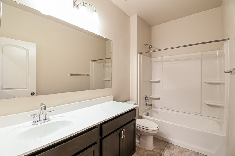 1,795/Mo, 5238 E Sharbel Rd San Tan Valley, AZ 85143 Bathroom View