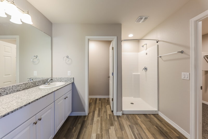 1,770/Mo, 83 6th Ave W Buckeye, AZ 85326 Main Bathroom View