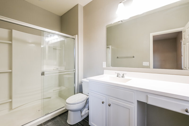 1,815/Mo, 21221 W Hubbell St Buckeye, AZ 85396 Main Bathroom View