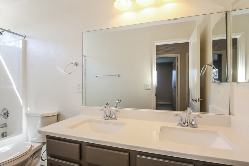 1,955/Mo, 5658 S 239th Dr Buckeye, AZ 85326 Bathroom View