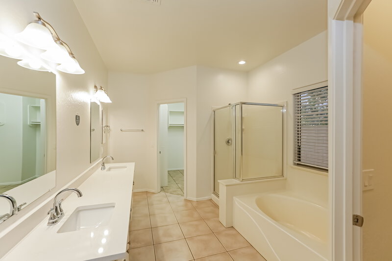 2,040/Mo, 12618 N 128th Ln El Mirage, AZ 85335 Main Bathroom View