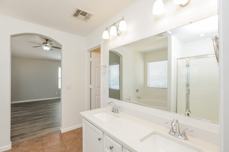 2,235/Mo, 7224 W Crown King Rd Phoenix, AZ 85043 Master Bathroom View