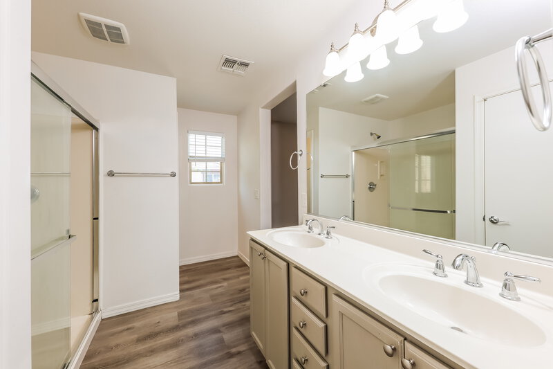1,785/Mo, 2656 N 73rd Gln Phoenix, AZ 85035 Main Bathroom View
